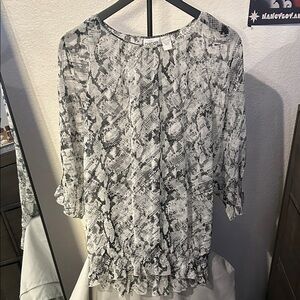 EUC Chico's Monochrome Snake Print Blouse. Size 2